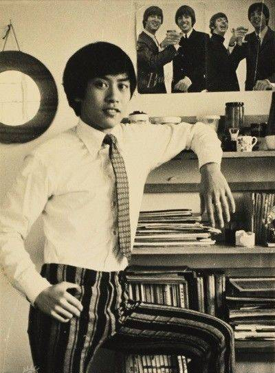 2002年，“一代妖男”羅文去世，為何鄧光榮在葬禮上怒罵劉鑾雄？