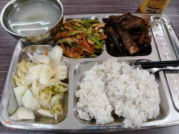 日本網民吐槽:中國員工食堂僅需7元(120日元)的公司餐太讚了 日本網民吐槽:中國員工食堂僅需7元(120日元)的公司餐太讚了