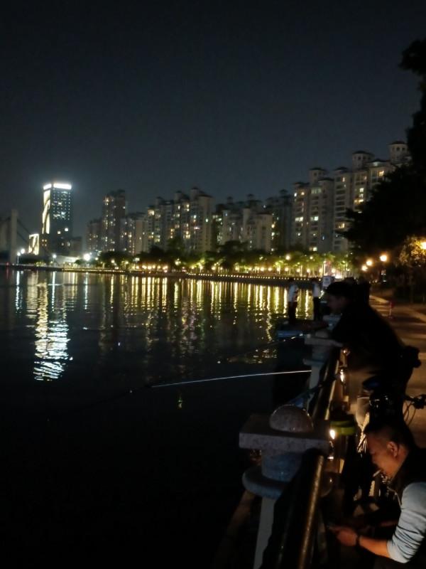 野釣河邊喜獲麥鯪，無人機組合圖案勝比煙火