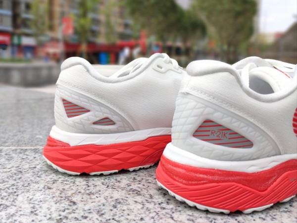 咕咚智慧跑鞋21K馭風體驗 緩震媲美亞瑟士 軟彈媲美李寧䨻