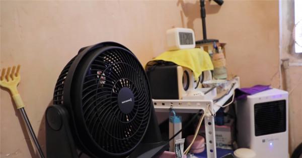 香港54歲大叔住6㎡劏房:蝸居生活大半輩子,夏天太熱得用4臺電扇 香港54歲大叔住6㎡劏房:蝸居生活大半輩子,夏天太熱得用4臺電扇