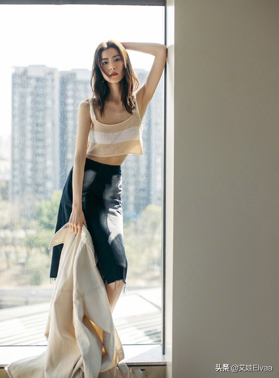 劉雯終於高調,穿“兒童背心”機場秀身材,打扮清涼超模腰搶鏡 劉雯終於高調,穿“兒童背心”機場秀身材,打扮清涼超模腰搶鏡