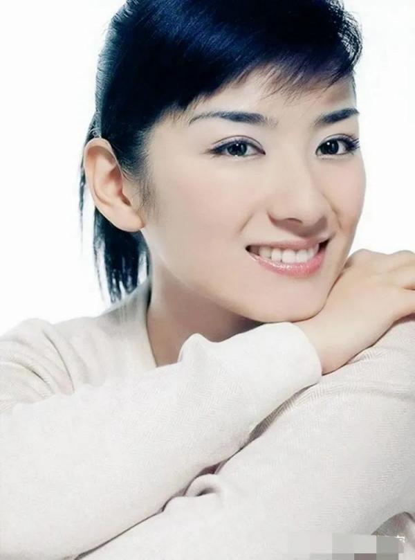 黃奕：整容前真的很美