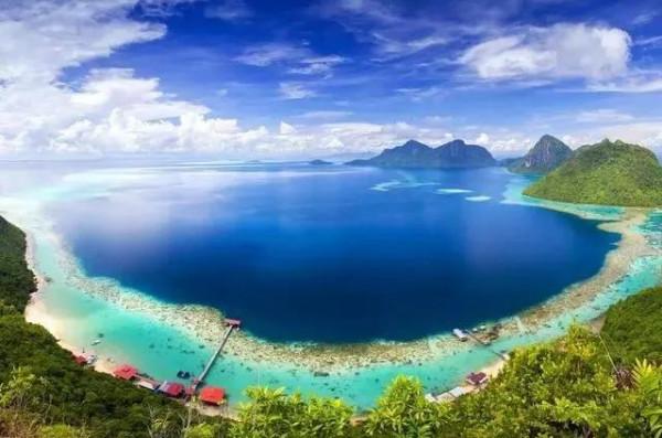 繪畫桌布丨仙本那，一群劃舟的孩子像是在天堂遊蕩