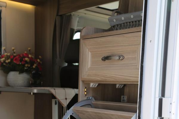 新穎佈局,睡臥、會客自由轉換的C型房車,新飛歐勝依維柯 新穎佈局,睡臥、會客自由轉換的C型房車,新飛歐勝依維柯