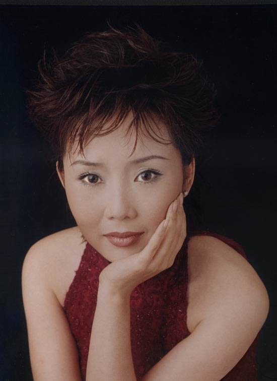 著名歌唱家胡月：嫁給陸劍民，造病歷騙父親，父親去世後泣不成聲