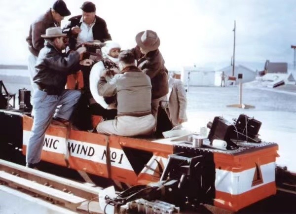 血管爆裂多處骨折,他作死坐上6只火箭驅動的車,體驗46.2倍重力 血管爆裂多處骨折,他作死坐上6只火箭驅動的車,體驗46.2倍重力