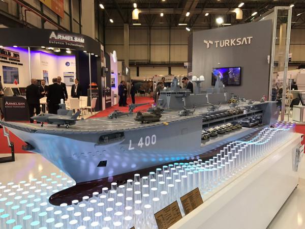 湯加告急，澳洲27000噸級準航母出動，飛行甲板卻見不到1架艦載機