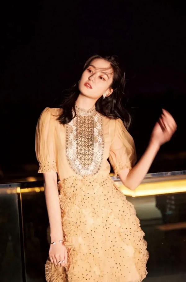 喬欣不愧是富家千金，穿著一襲香檳色連衣裙，自信又美麗