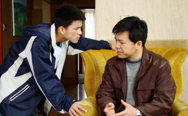 何政軍：錯過鞏俐娶初戀為妻，出道多年無緋聞，父親身份不一般