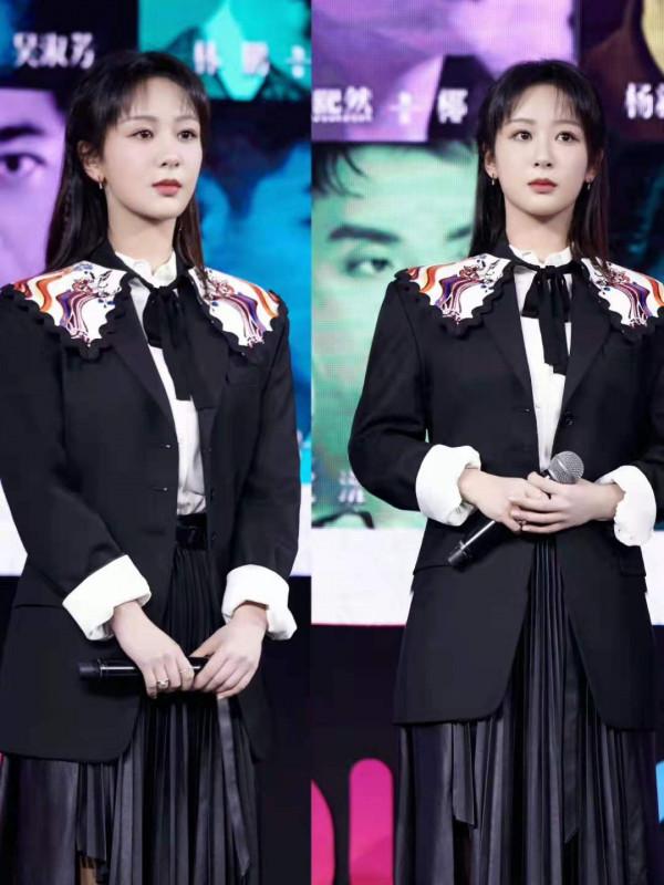 楊紫美成純欲天花板！穿公主裙驕傲秀出天鵝頸，雨中撐傘像拍電影