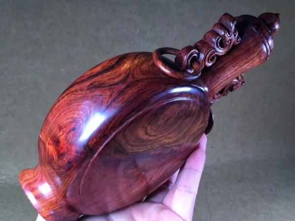 壺有千山美紋，卻裝不了酒，可惜，可惜！海南黃花梨木壺