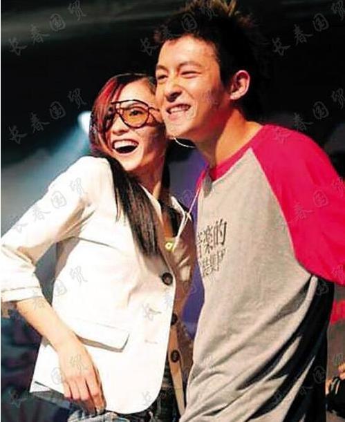 張柏芝陳冠希早年親密合影照曝光，俊男美女笑得陽光燦爛