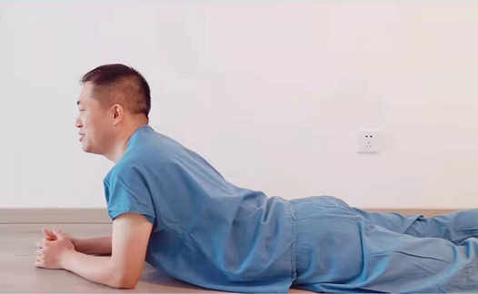 腰椎間盤突出症的運動療法怎麼做？教您動作在家練習