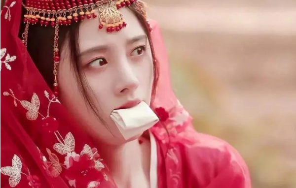 佟麗婭諜戰劇穿幫,女英雄背兩萬多名牌包,編劇的回應無法信服 佟麗婭諜戰劇穿幫,女英雄背兩萬多名牌包,編劇的回應無法信服