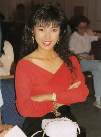 成龍苦追她8年，跟男友相戀26年不結婚，米雪如今怎樣了？