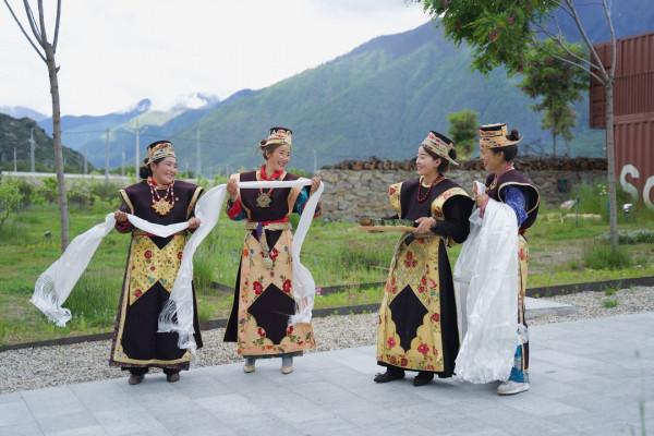 成渝2h飛抵！270&deg;躺看雪山，這家《妻旅》同款酒店，歲末團建超嗨