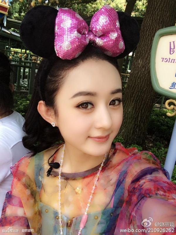 在迪士尼遊玩的趙麗穎公主，美嗎？