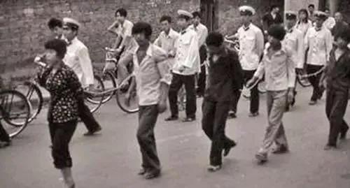 歷史老照片:天安門執勤女兵腰間掛滿彈夾,男女罪犯排著隊遊街 歷史老照片:天安門執勤女兵腰間掛滿彈夾,男女罪犯排著隊遊街