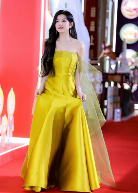 好久不見！辣媽陳妍希一襲黃裙白到發光