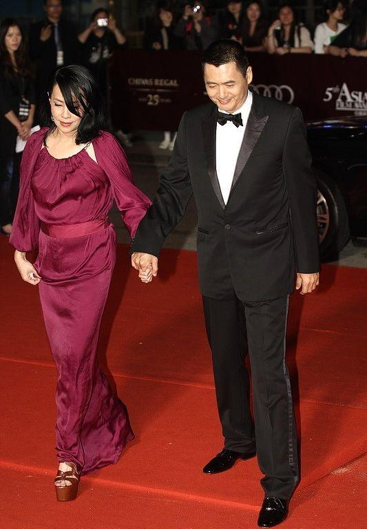 周潤發和陳薈蓮攜手亮相,穿黑色西裝+暗紅色禮服,夫妻默契滿分 周潤發和陳薈蓮攜手亮相,穿黑色西裝+暗紅色禮服,夫妻默契滿分