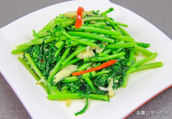 茼蒿炒的翠綠又不出水，其實很簡單，看廚師長如何製作，一學就會
