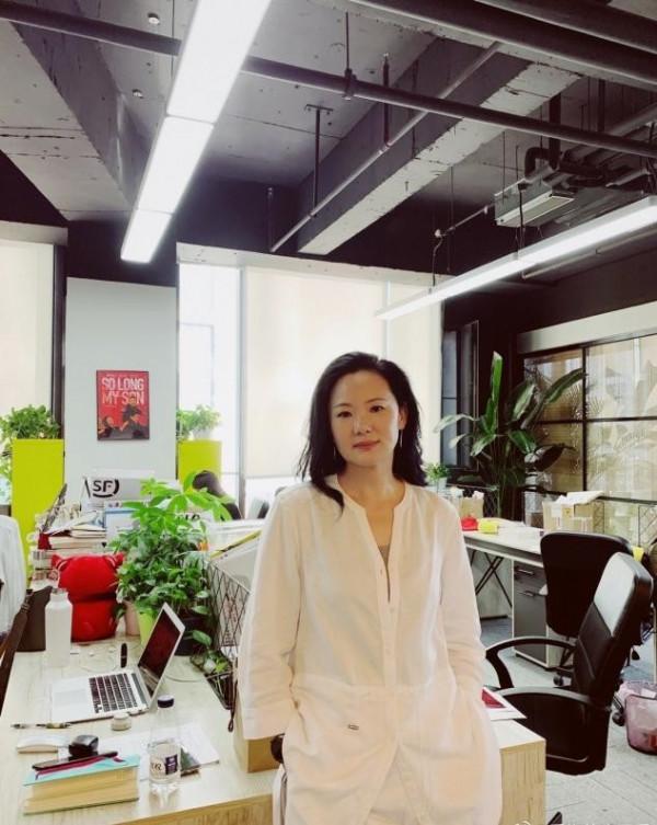 被詠梅的氣質折服了!同框董卿錄製朗讀者,褲裝披風出場就被吸引 被詠梅的氣質折服了!同框董卿錄製朗讀者,褲裝披風出場就被吸引