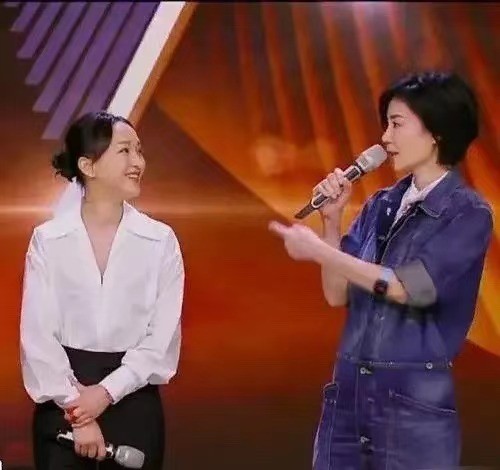 52歲王菲終於再出山!參加中秋電影音樂會,穿白襯衣造型好高階 52歲王菲終於再出山!參加中秋電影音樂會,穿白襯衣造型好高階