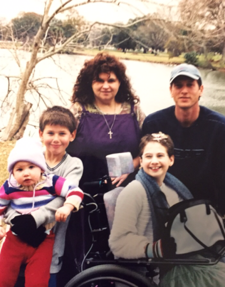 2015年,美國“殘障女”夥同男友殺害母親,被捕後十萬人為其求情 2015年,美國“殘障女”夥同男友殺害母親,被捕後十萬人為其求情