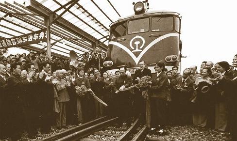 93年廣九鐵路廣告奇異事件,只有七個人的廣告卻多出了兩個人? 93年廣九鐵路廣告奇異事件,只有七個人的廣告卻多出了兩個人?