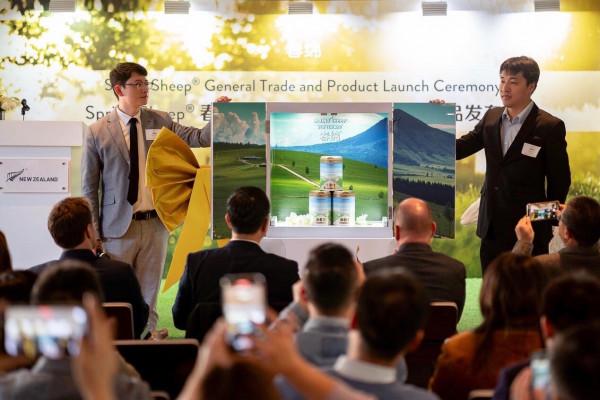 RIMOWA月球登機箱表面隕石坑密佈,樂高星球大戰豪華收藏系列將開售 | 一週享樂指南 RIMOWA月球登機箱表面隕石坑密佈,樂高星球大戰豪華收藏系列將開售 | 一週享樂指南