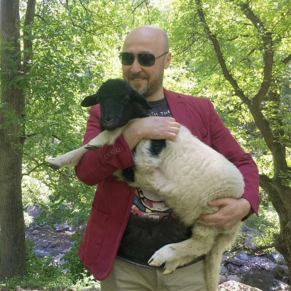 土耳其大叔自從收養了流浪動物後,愛心氾濫一發不可收拾了 土耳其大叔自從收養了流浪動物後,愛心氾濫一發不可收拾了