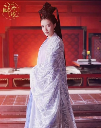 女演員懟臉素顏曝光，妝前妝後差別大，透露被導演吐槽是詐騙