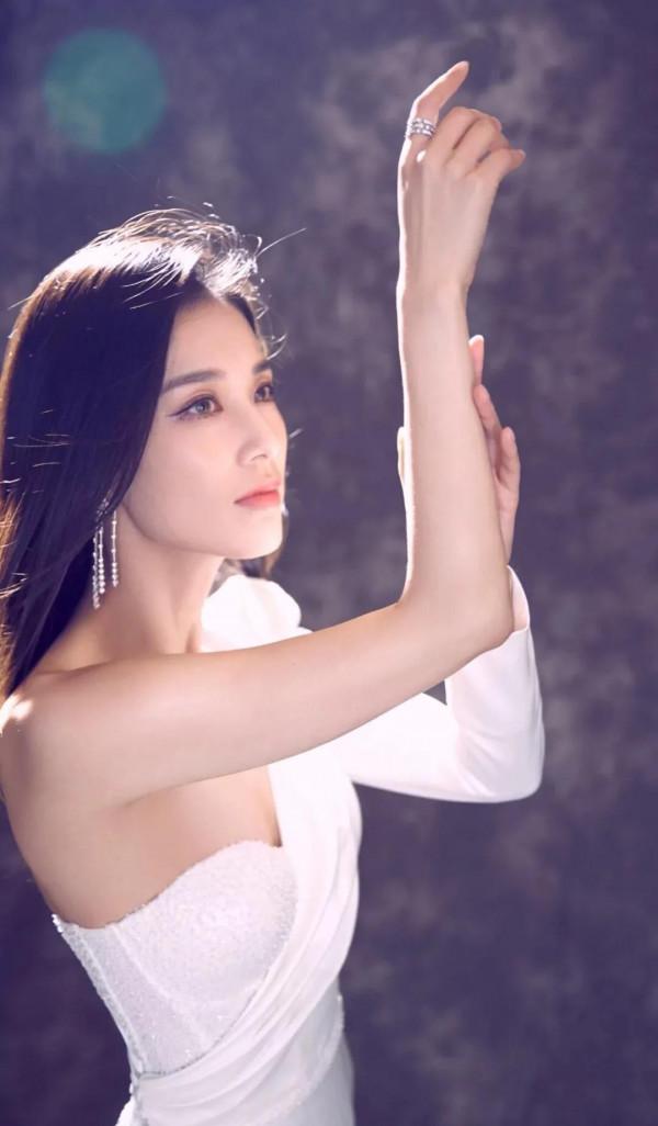 億萬富太黃聖依,面板白皙,知性優雅 億萬富太黃聖依,面板白皙,知性優雅