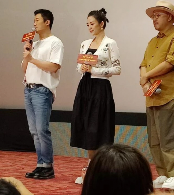 章子怡真是“氣質”天花板，一身黑色配豹紋夾克，高階又時髦