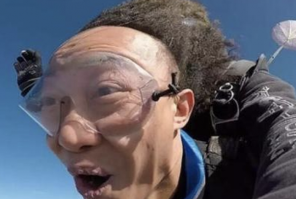 初見發如濃墨，再見禿頭禿腦！這12位男星的頭，讓女人好心碎