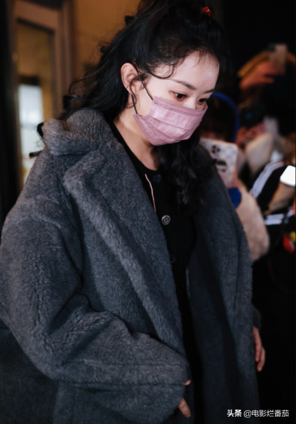 春晚四次聯排：趙麗穎一笑迷人，張小斐美目顧盼，朱一龍走路生風