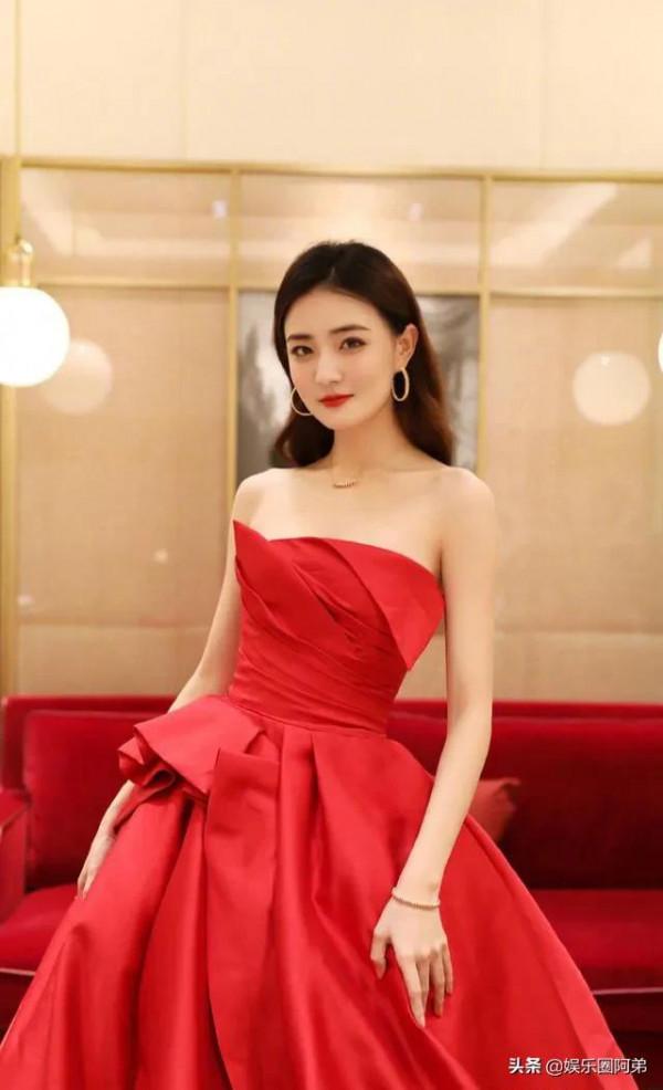 徐璐清純的外表和麵帶微笑的親和力深受大家喜歡