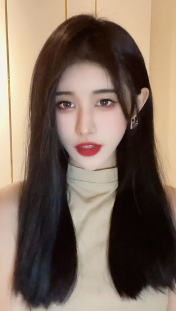 男網紅模仿鞠婧禕，穿女裝紋髮際線，被網友質疑回懟：我是個男人