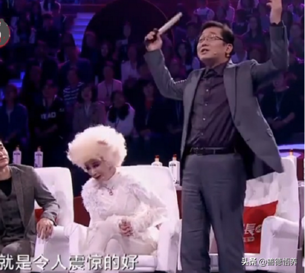 拍馬屁的功夫,賈冰認第二,沒人敢認第一。是頭套遮住了你的光芒 拍馬屁的功夫,賈冰認第二,沒人敢認第一。是頭套遮住了你的光芒