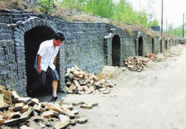 山西黑磚窯案:32名農民成窯奴,1天搬磚20小時,獲救時遍體鱗傷 山西黑磚窯案:32名農民成窯奴,1天搬磚20小時,獲救時遍體鱗傷