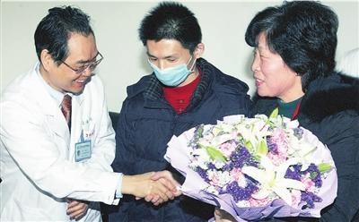 兒子身患先天疾病，24年後55歲母親為捐肝救子，半年暴走2110公里