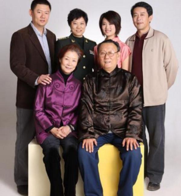 老戲骨呂中：22歲嫁小學同學，3個孩子事業有成，兒媳是國際影后