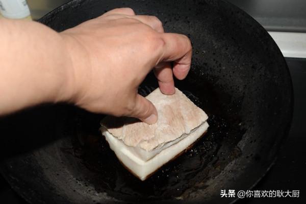 大廚,你的肘子糊了!不,這是傳統魯菜焦皮肘子,很多人都沒見過 大廚,你的肘子糊了!不,這是傳統魯菜焦皮肘子,很多人都沒見過