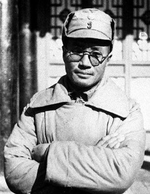 攻打黃維兵團，眾多將領紛紛請戰，陳賡託私人關係，劉鄧相視一笑