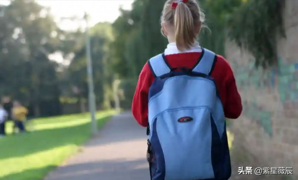澳洲一14歲女孩在校門口失蹤，5年後突然現身，結局溫馨浪漫