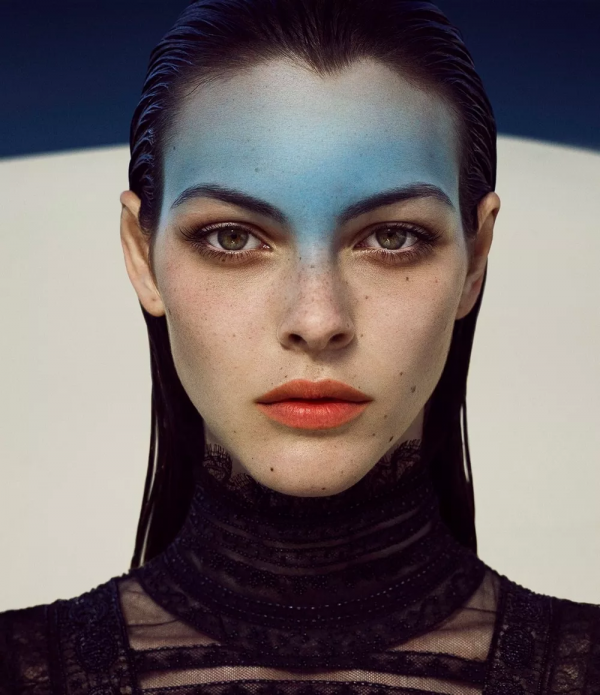 老佛爺離世前“最後一位靈感繆斯”：這是人類可以擁有的美貌嗎？