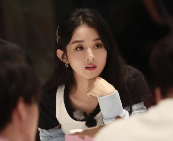 33歲趙麗穎現場生日照被瘋傳，照片放大後，這頭冠我沒看錯吧