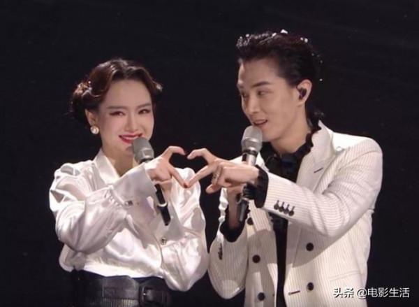 跨年晚會男星開始“內卷”，王源酷似貴公子，張藝興帶來超強舞臺