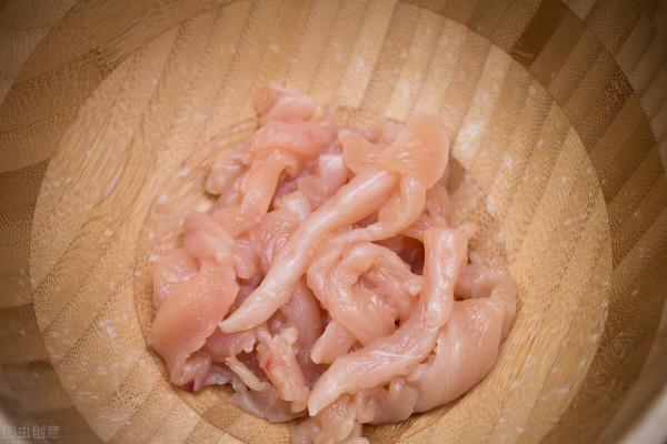 炒茄子時,不要直接下油鍋,多加1個步驟,炒茄子不費油更入味 炒茄子時,不要直接下油鍋,多加1個步驟,炒茄子不費油更入味